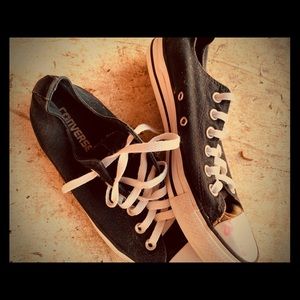converse black and white original tennis shoes